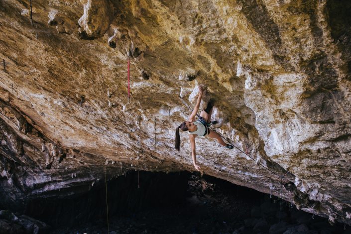 Ainhize Belar escalando en Baltzola