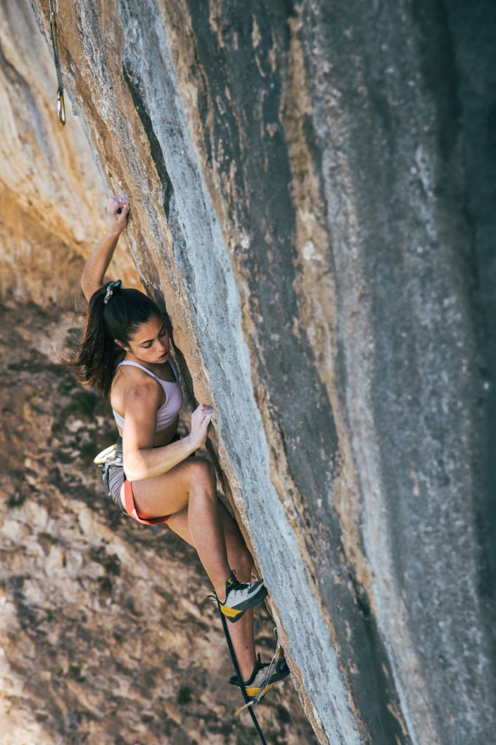 Ainhize Belar escalando Begi Puntuan 9a Etxauri