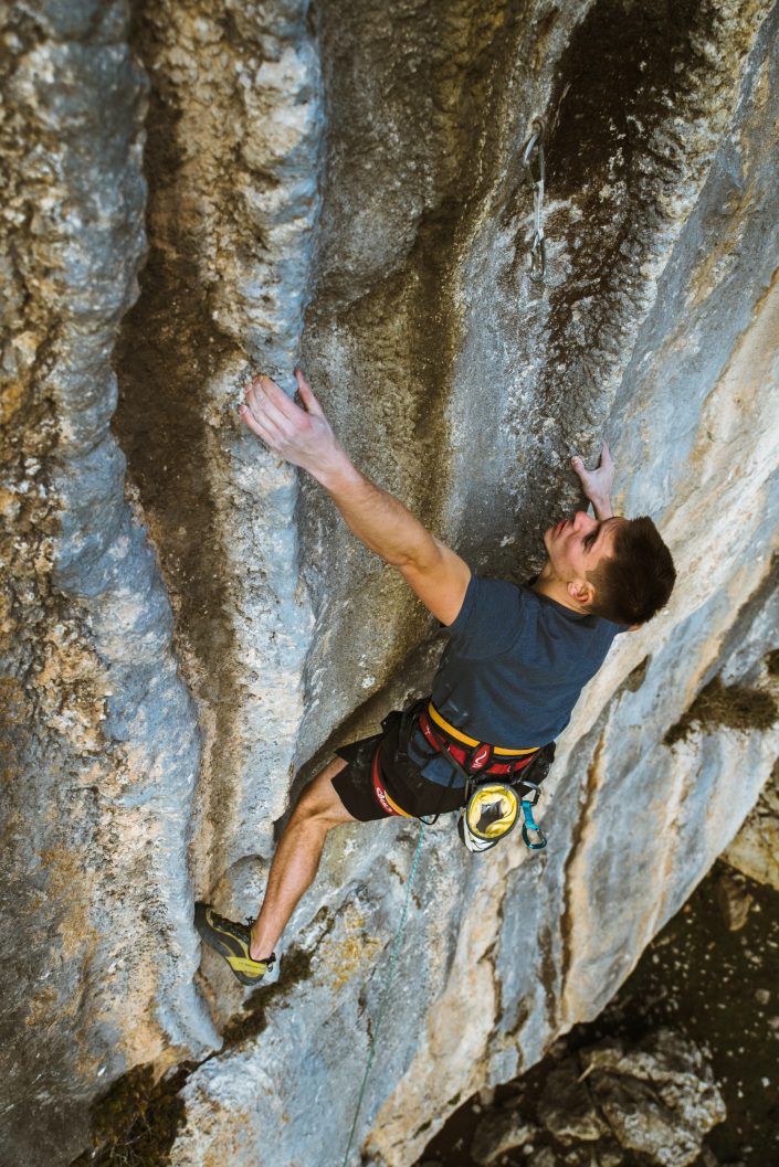Bittor Esparta escalando en Mugarra
