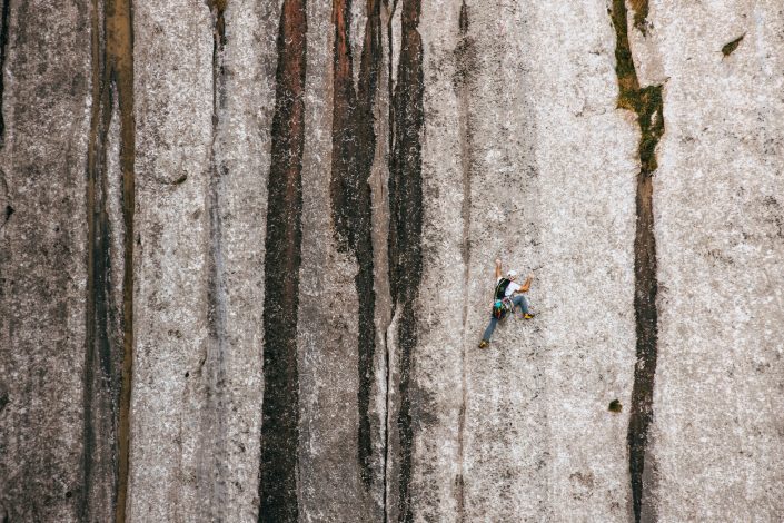 escalador en el monte Anboto de Bizkaia