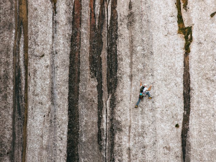 escalador en el monte Anboto de Bizkaia