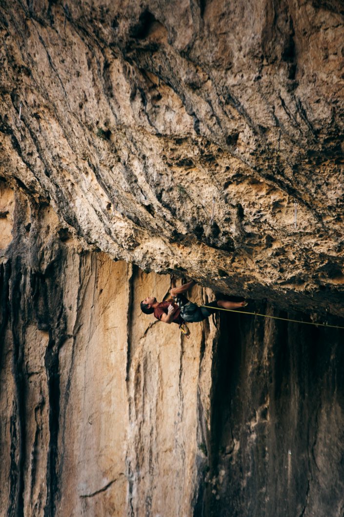 Jonatan Flor escalando en el sector Surgencia de Rodellar