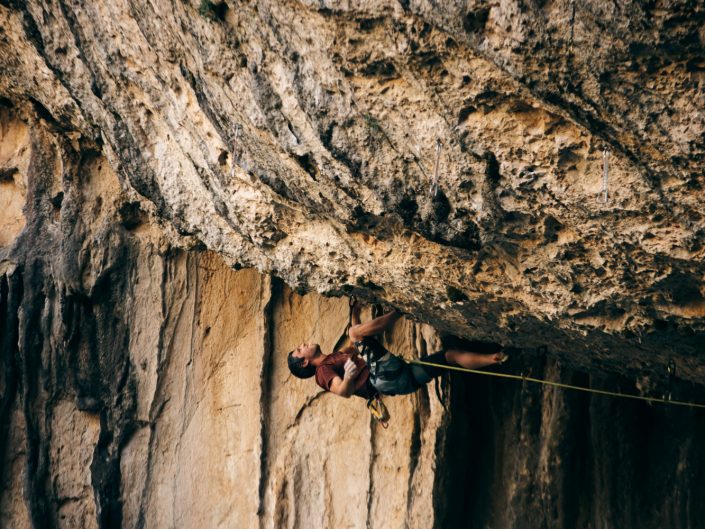 Jonatan Flor escalando en el sector Surgencia de Rodellar