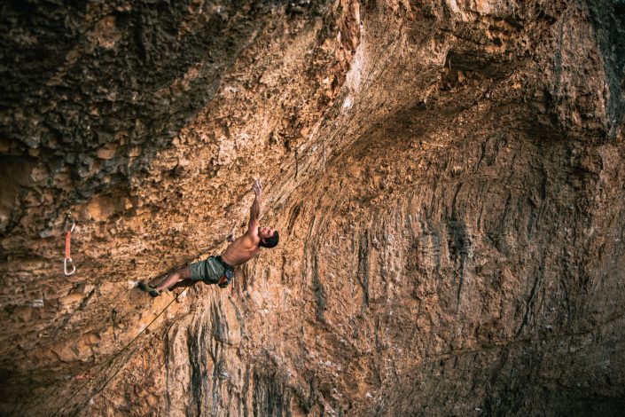 Jonatan Flor escalando Gold Diggers en el sector Surgencia de Rodellar