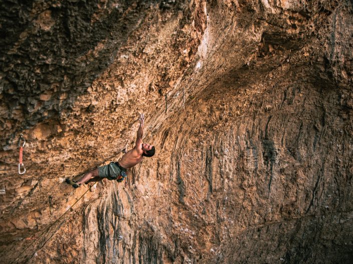 Jonatan Flor escalando Gold Diggers en el sector Surgencia de Rodellar