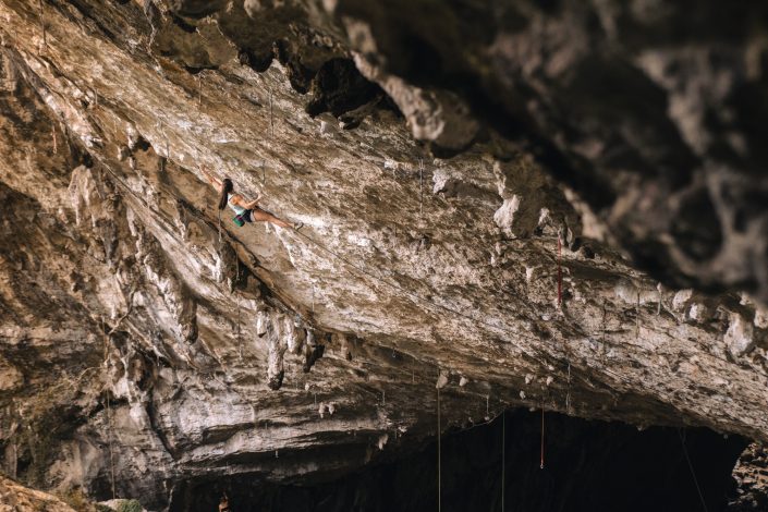 Ainhize Belar escalando Il Domani en Baltzola