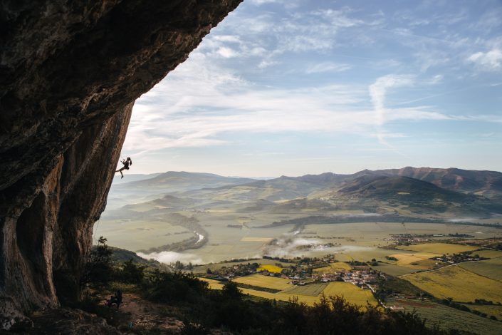 Ainhize Belar escalando Begi Puntuan 9a Etxauri