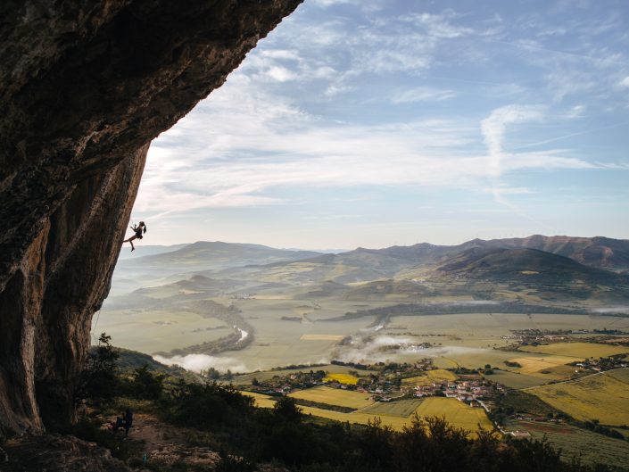 Ainhize Belar escalando Begi Puntuan 9a Etxauri