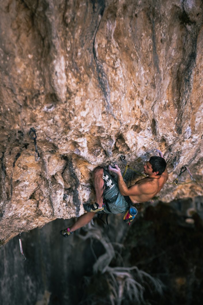 Jonatan Flor escalando Gold Diggers en el sector Surgencia de Rodellar