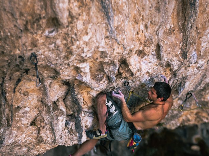 Jonatan Flor escalando Gold Diggers en el sector Surgencia de Rodellar