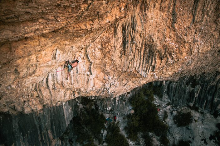 Jonatan Flor escalando Gold Diggers en el sector Surgencia de Rodellar