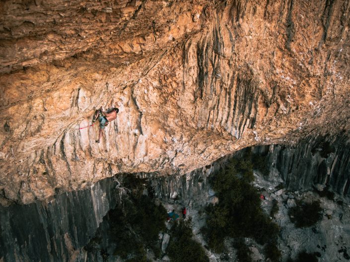 Jonatan Flor escalando Gold Diggers en el sector Surgencia de Rodellar