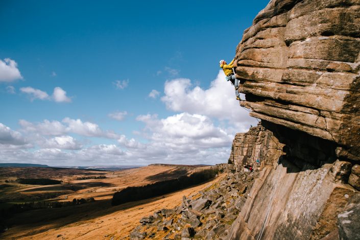 escalando en trad en Stanage Peak District