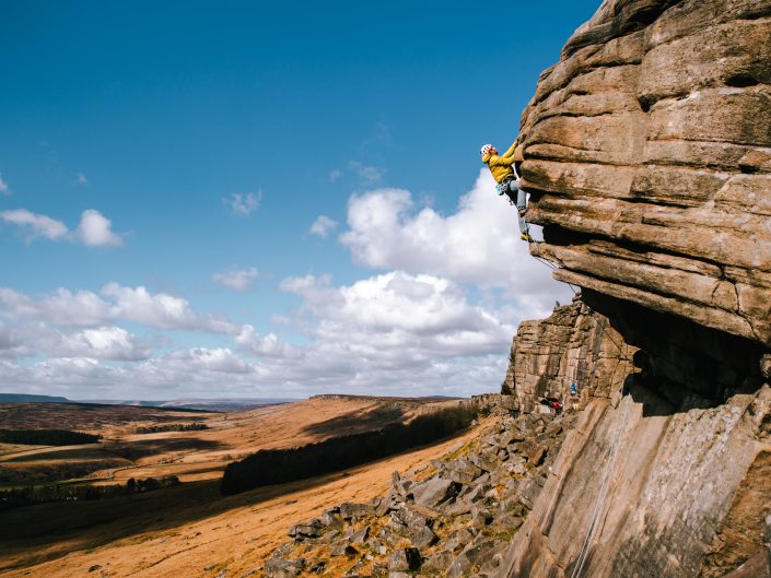 escalando en trad en Stanage Peak District