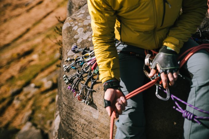 escalando en trad en Stanage Peak District