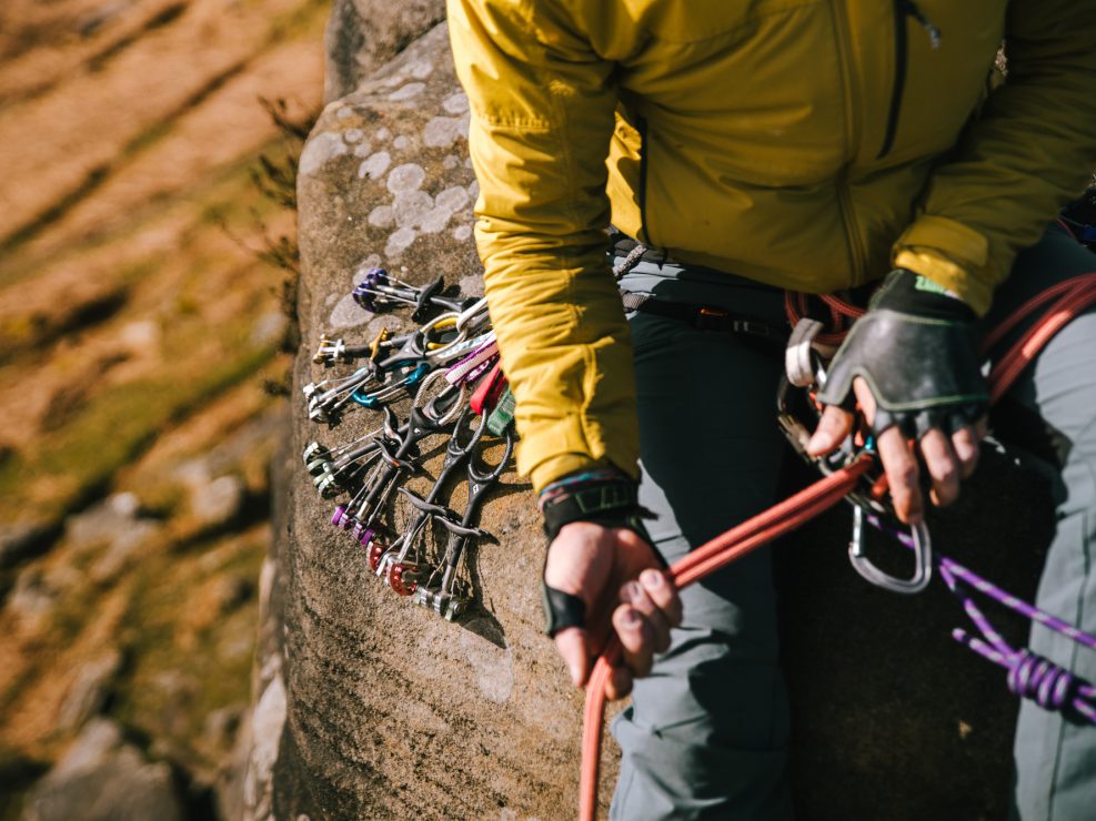 escalando en trad en Stanage Peak District