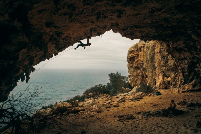 Bittor Esparta escalando en el sector Bunker de Mallorca