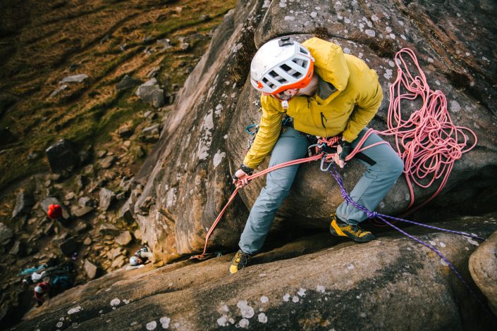 escalando en trad en Stanage Peak District