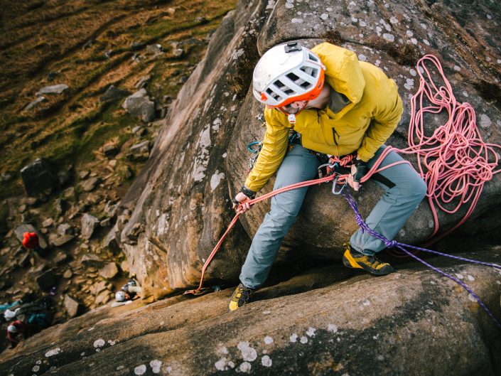 escalando en trad en Stanage Peak District