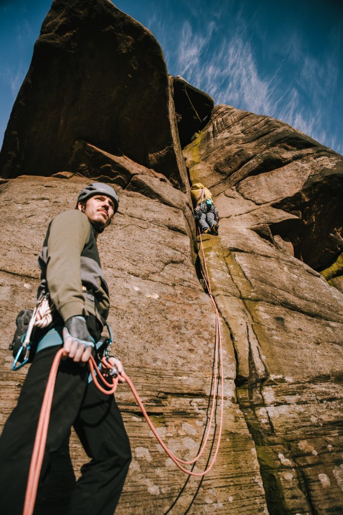 escalando en trad en Stanage Peak District