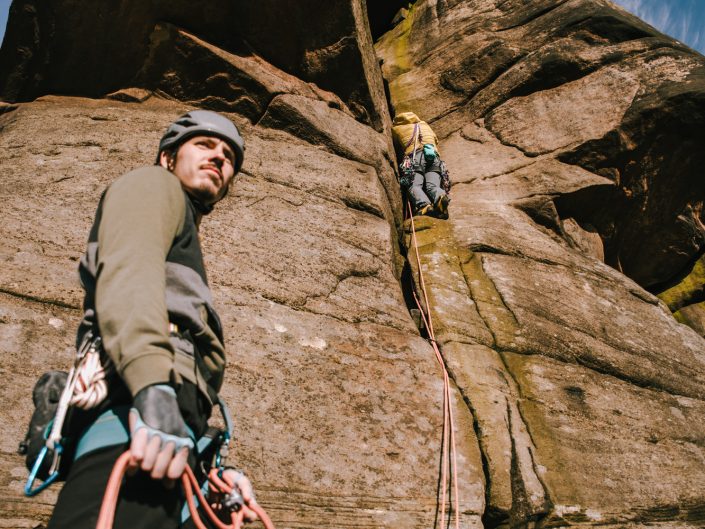 escalando en trad en Stanage Peak District