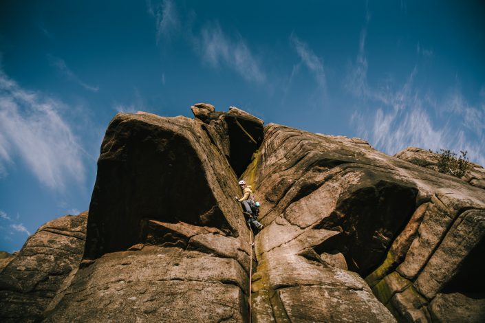 escalando en trad en Stanage Peak District