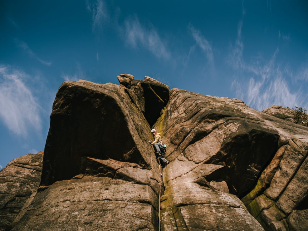 escalando en trad en Stanage Peak District