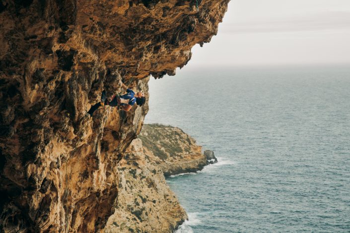 Andoni Esparta escalando en el Bunker de Mallorca
