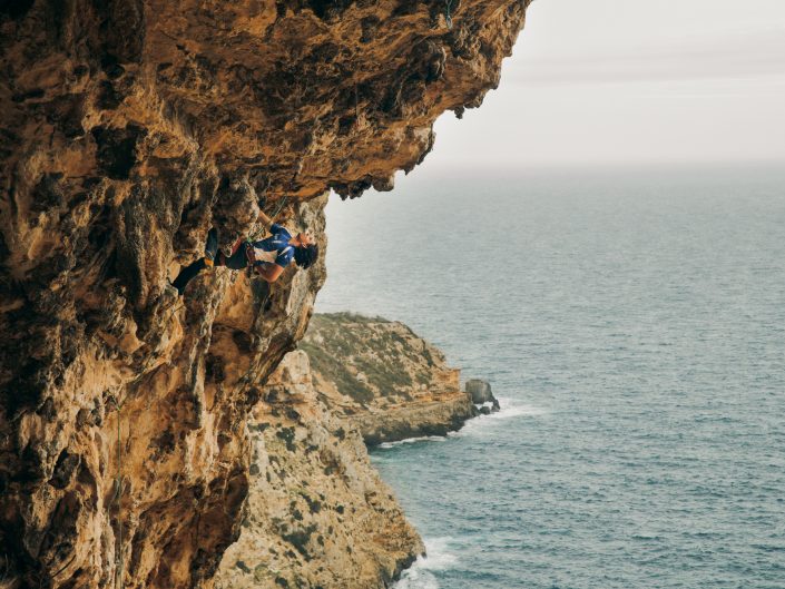 Andoni Esparta escalando en el Bunker de Mallorca