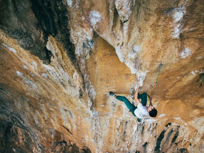 Joanes Esparta escalando en Fragel Mallorca
