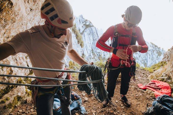 escaladores preparandose para escalar en Anboto