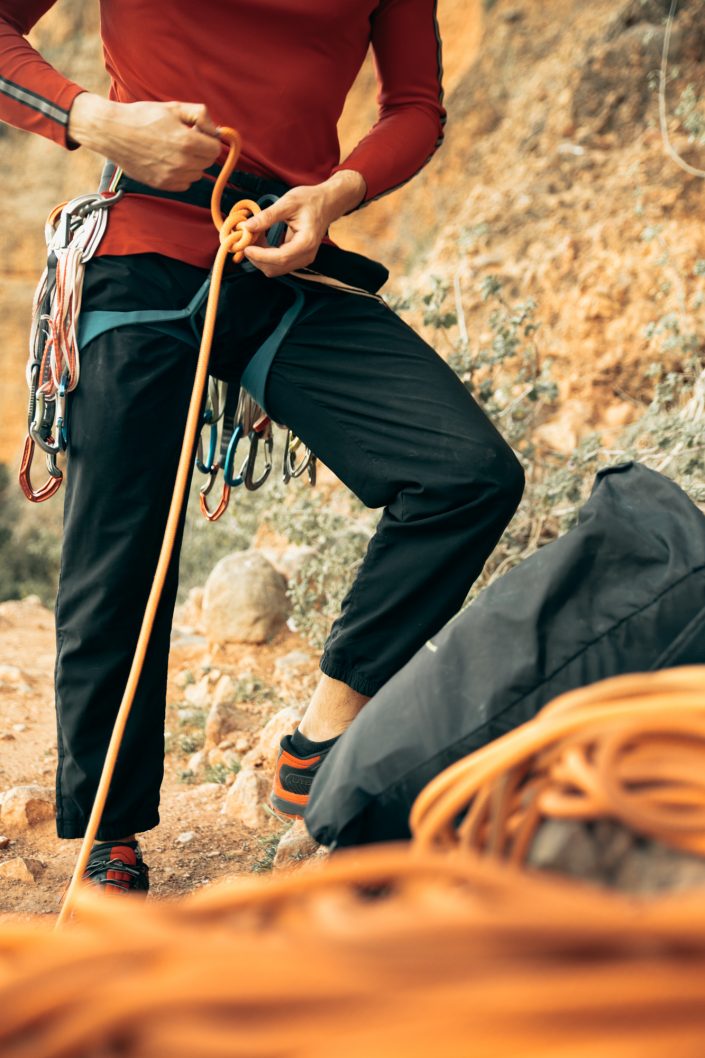 escalador preparandose para escalar en Riglos