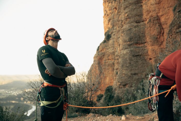 escalador asegurando en Riglos