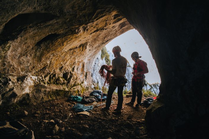 escaladores preparandose para escalada en Anboto