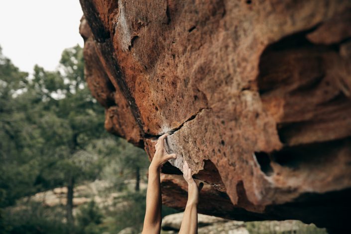 manos tocando la roca de Albarracin