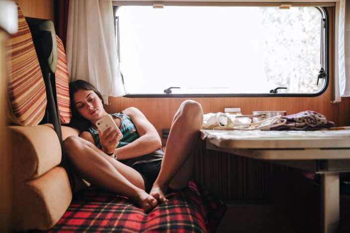 Ainhize Belar descansando en la autocaravana tras escalar Begi Puntuan en Etxauri