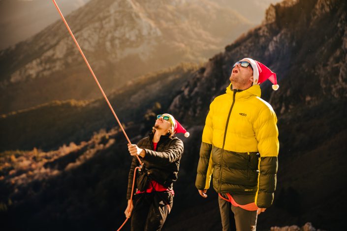 escaladores disfrazados de Papa Noel en Mugarra