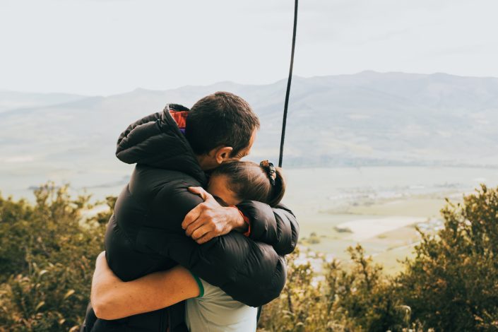 abrazo de celebracion de Ainhize Belar con su padre tras encadenar la via Begi Puntuan de Etxauri