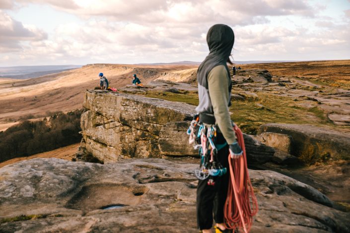 escaladores en Stanage de Peak District
