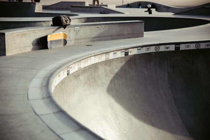 tablas de skate en skatepark de Venice Los Angeles