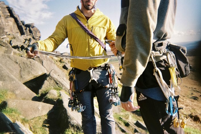 foto analogica de escaladores preparandose en Peak District Stanage