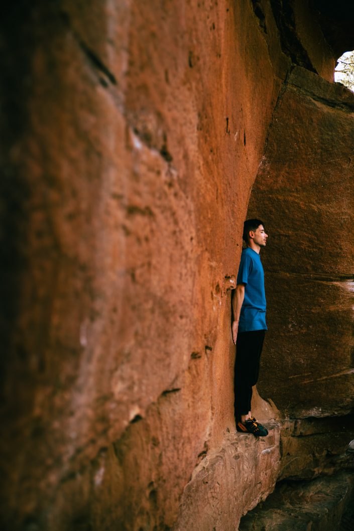 escalador parecido a Alex Honnold escalando en Albarracin