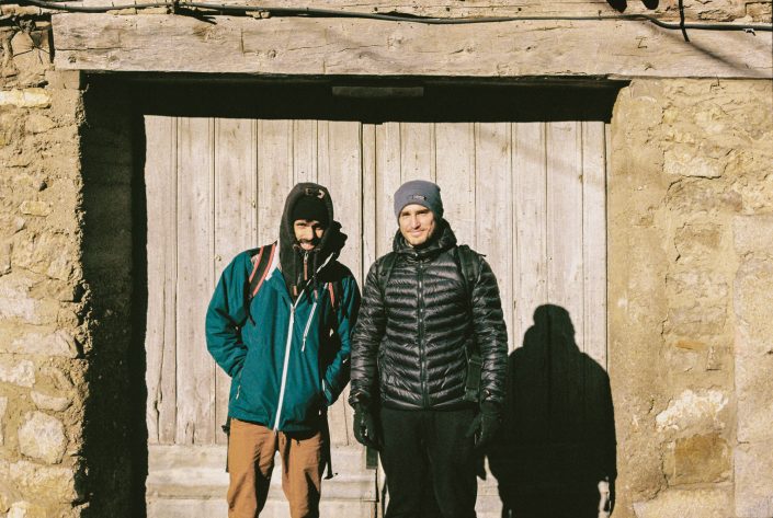 foto analogica de pareja de escaladores antes de escalar