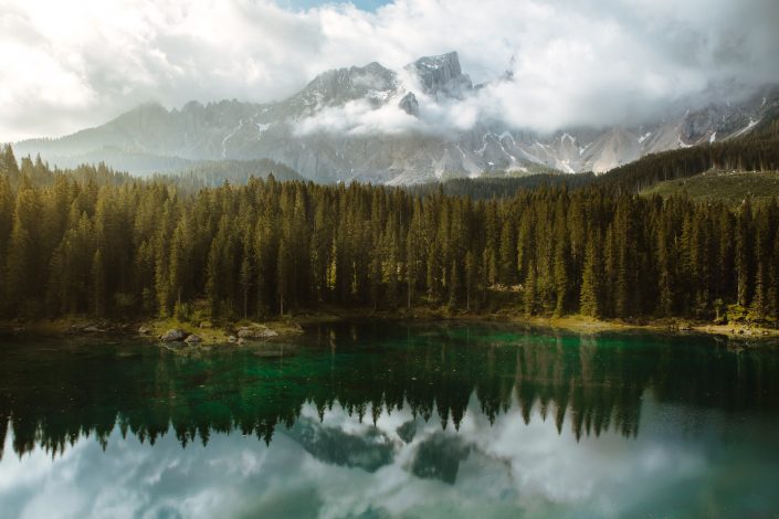 lago Di Carezza en Dolomitas Italia