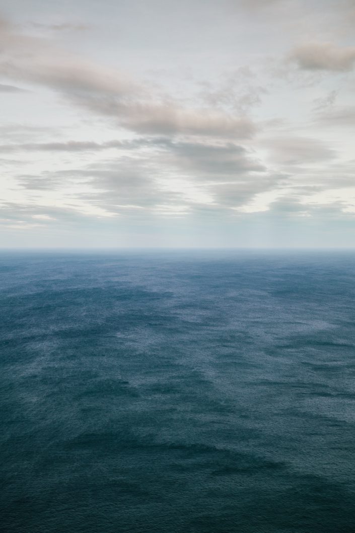 un paisaje del mar soplandole el viento