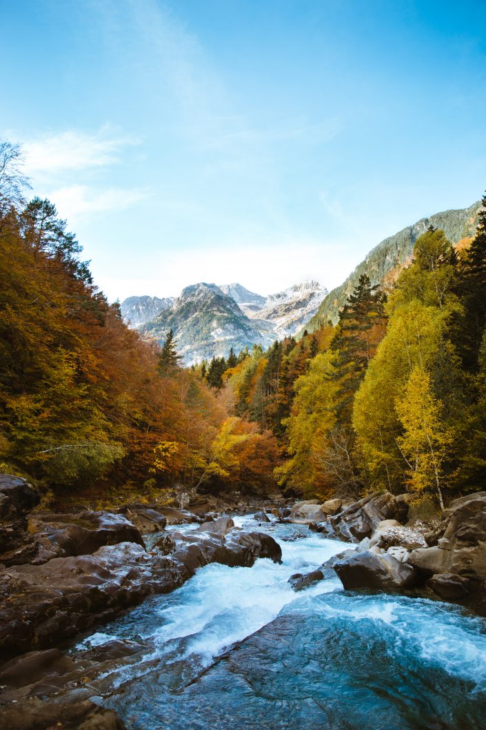 paisaje en otoño de un rio y las montañas de fondo en el valle de Ordesa de Pirineos