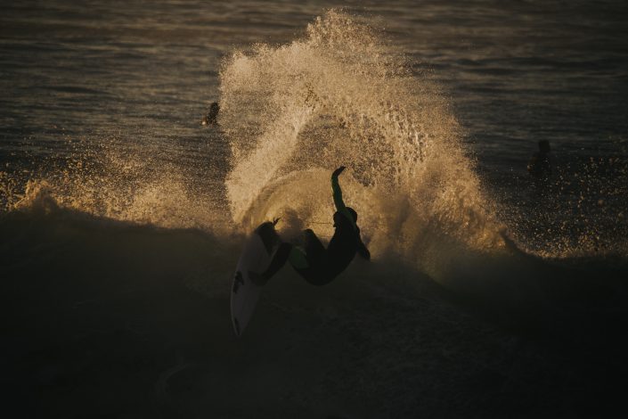 Aritz Aranburu surfeando una ola en Las Landas de Francia