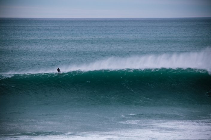 un surfista pasando una ola de Rokaputa