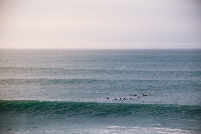 varios surfistas en Rokaputa