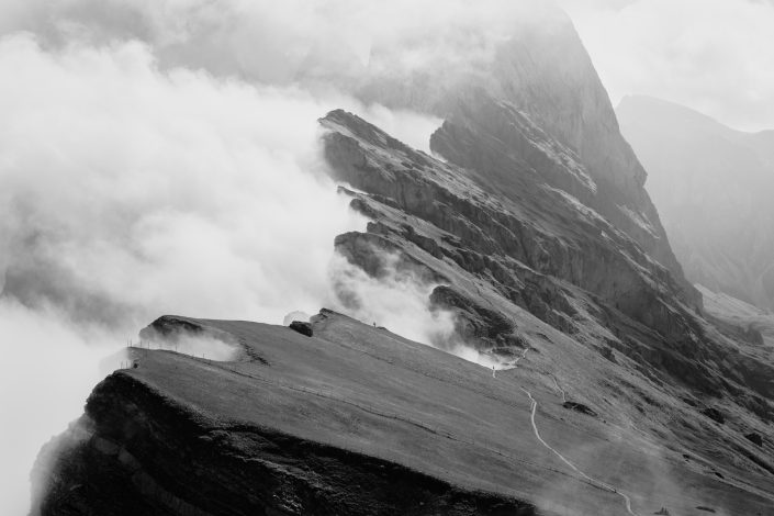 monte Seceda lleno de nubes en Dolomitas